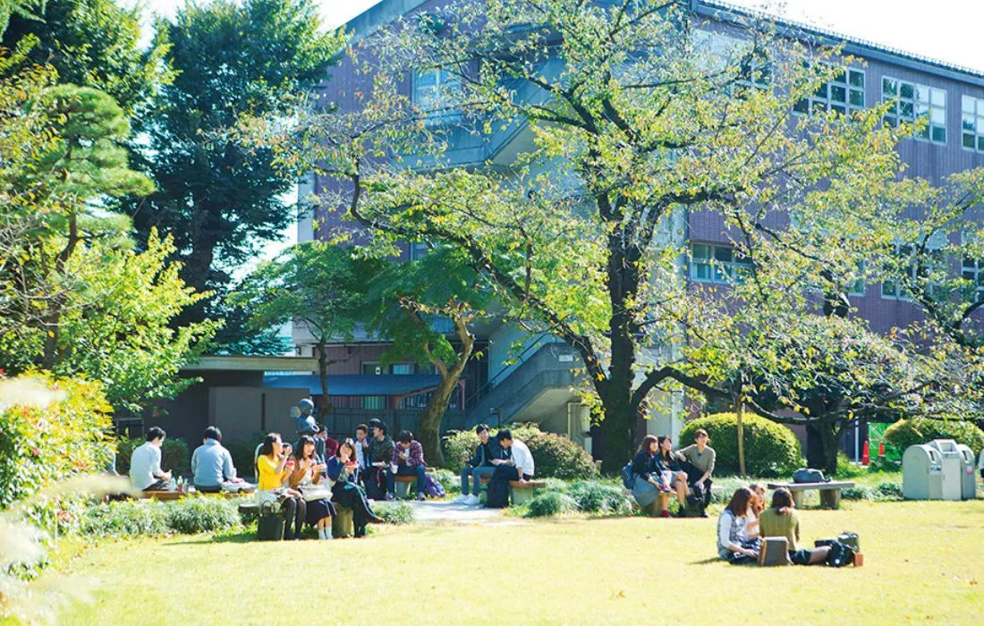 中庭で学生同士が団欒している様子の写真