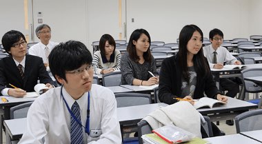 授業を受けている学生の風景