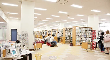 たくさんの書籍を所蔵している図書館