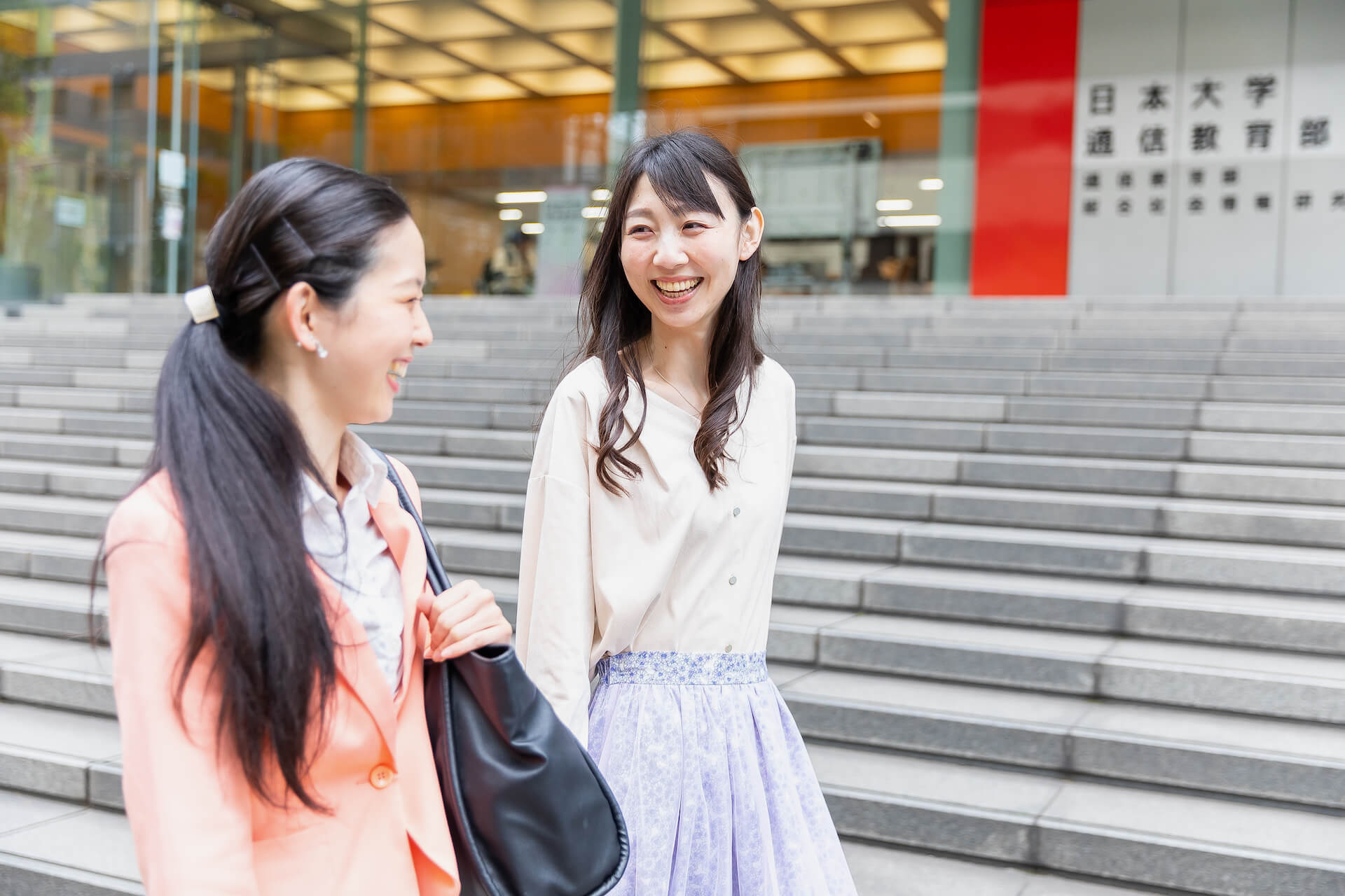 学生たちの談笑風景