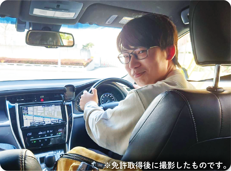 自動車を運転している写真