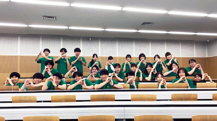 制作担当学生の集合写真