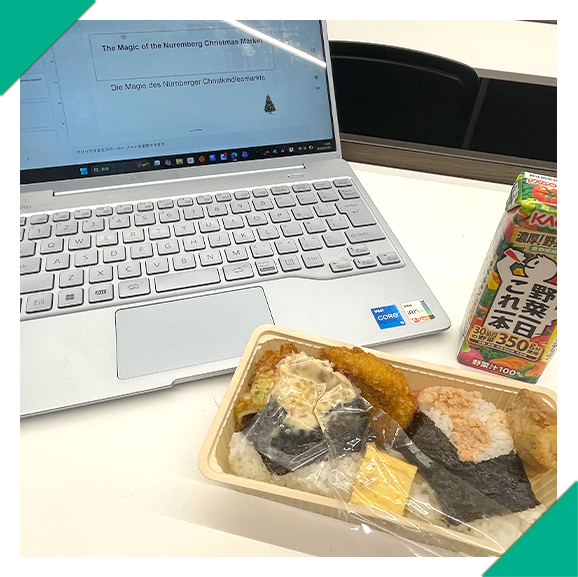 パソコンの前におにぎりが置いてある写真