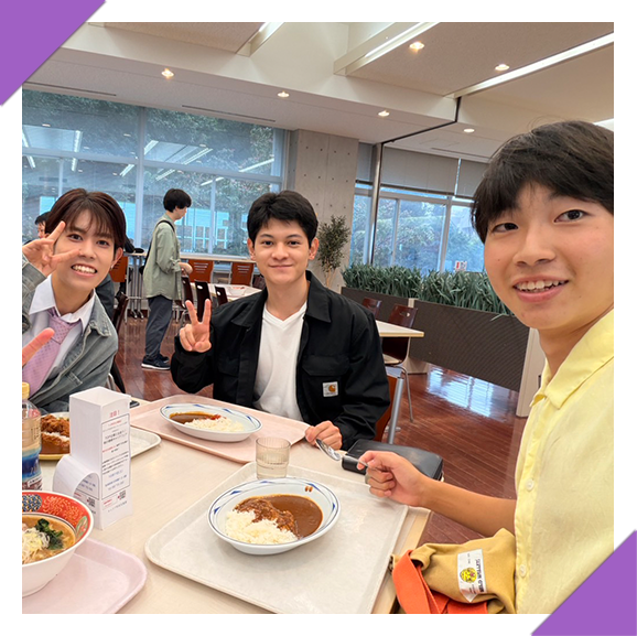 学食で吉田さんが友達みんなでランチタイムを楽しんでいる写真