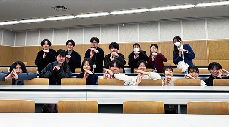 制作担当学生の集合写真